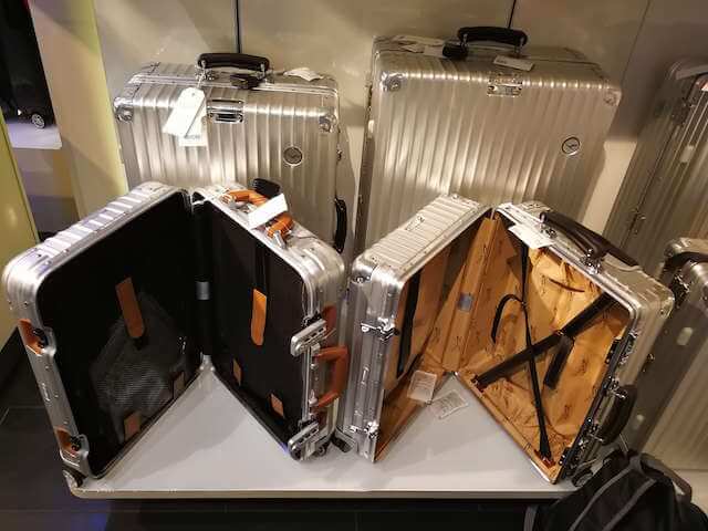 ドイツのフランクフルト空港で、限定モデルのRIMOWAスーツケースを買っ