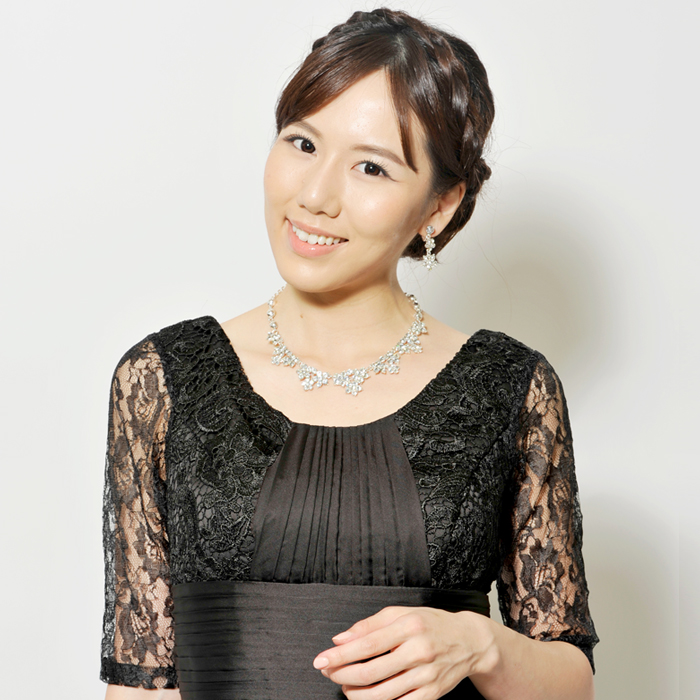 ブラックカラーの清楚で落ち着いた雰囲気を感じさせてくれる袖付き黒